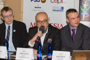 Jiří Hromada, Peter Kovarčík a Janis Sidovský na tiskové konferenci