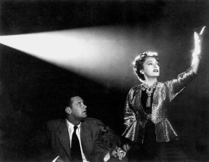 Snímek z filmu Sunset Boulevard (1950), na jehož základě vznikla muzikálová adaptace s hudbou Andrew Lloyd Webbera