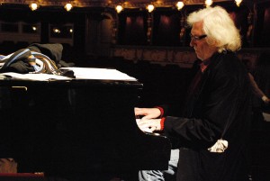 Petr Hapka u klavíru