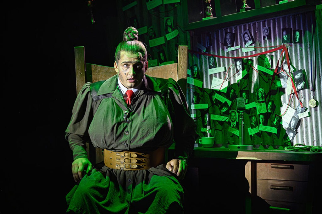 Peter Makranský jako ředitelka Trunchbullová v muzikálu Matilda, Divadlo Nová scéna, Bratislava