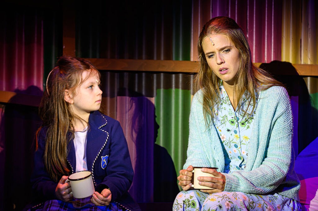 Natália Bulíková (Matilda) a Lenka Kopuncová Fecková (slečna Honeyová) v muzikálu Matilda, Divadlo Nová scéna, Bratislava