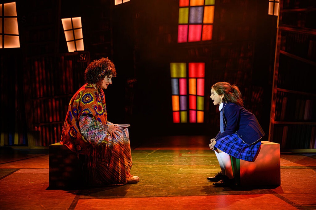 Lucia Vráblicová (paní Phelpsová) a Rebeka Fašiangová (Matilda) v muzikálu Matilda, Divadlo Nová scéna, Bratislava