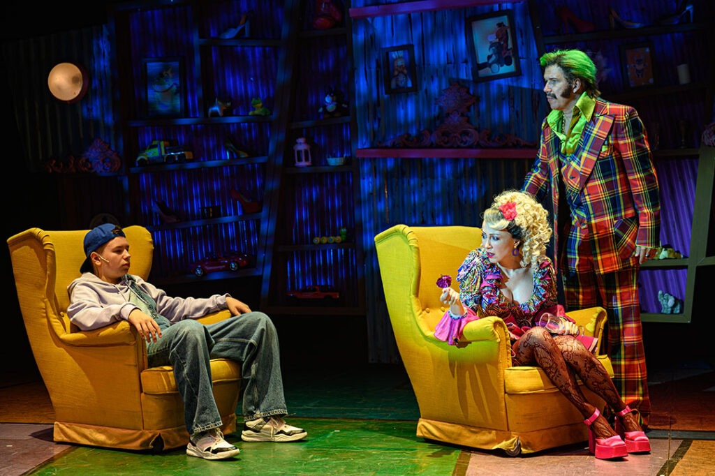Martin Pavelek (Michael Wormwood), Miroslava Drínová (paní Wormwoodová) a Martin Kaprálik (pan Wormwood) v muzikálu Matilda, Divadlo Nová scéna, Bratislava