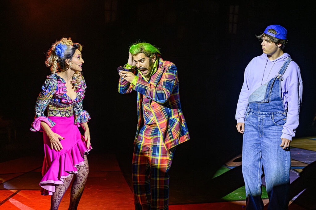 Karin Olasová (paní Wormwoodová), Lukáš Pišta (pan Wormwood) a Alexej Šajban (Michael Wormwood) v muzikálu Matilda, Divadlo Nová scéna, Bratislava