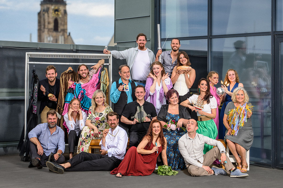 Jsme (nejen) muzikál! – DJKT 2026 - Členové muzikálového souboru DJKT na společné propagační fotografii ke koncertu Jsme (nejen) muzikál!