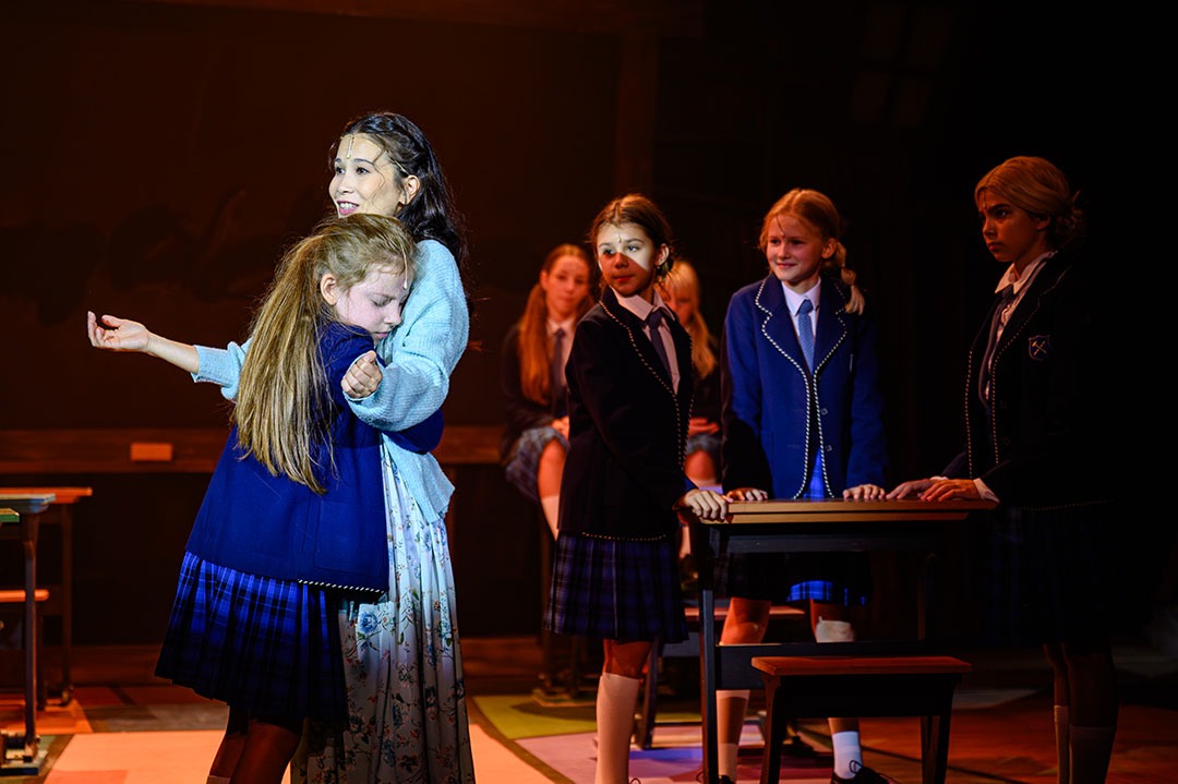 Ester Pelcrová jako Matilda a Romana Poláková Dang Van jako slečna Honeyová v muzikálu Matilda, Divadlo Nová scéna, Bratislava