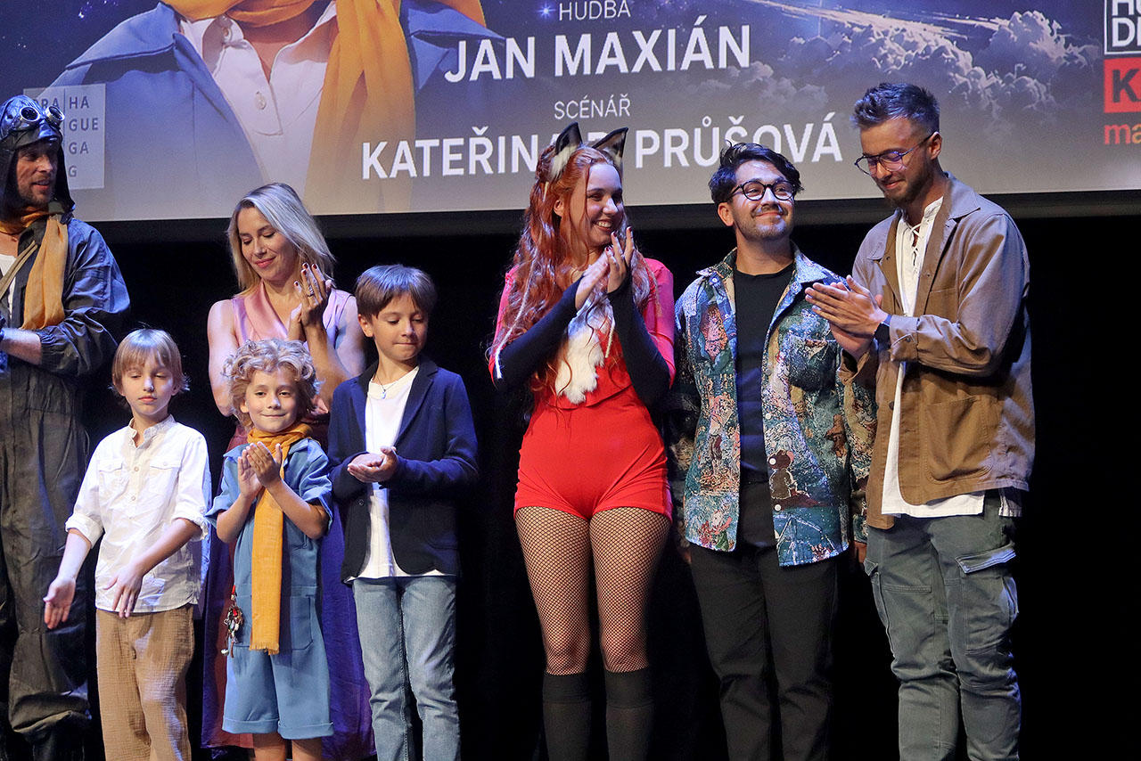 Roman Tomeš, Tereza Rychlá, Michaela Tomešová, Josef Fečo a Vojtěch Flígr s představiteli Malého prince