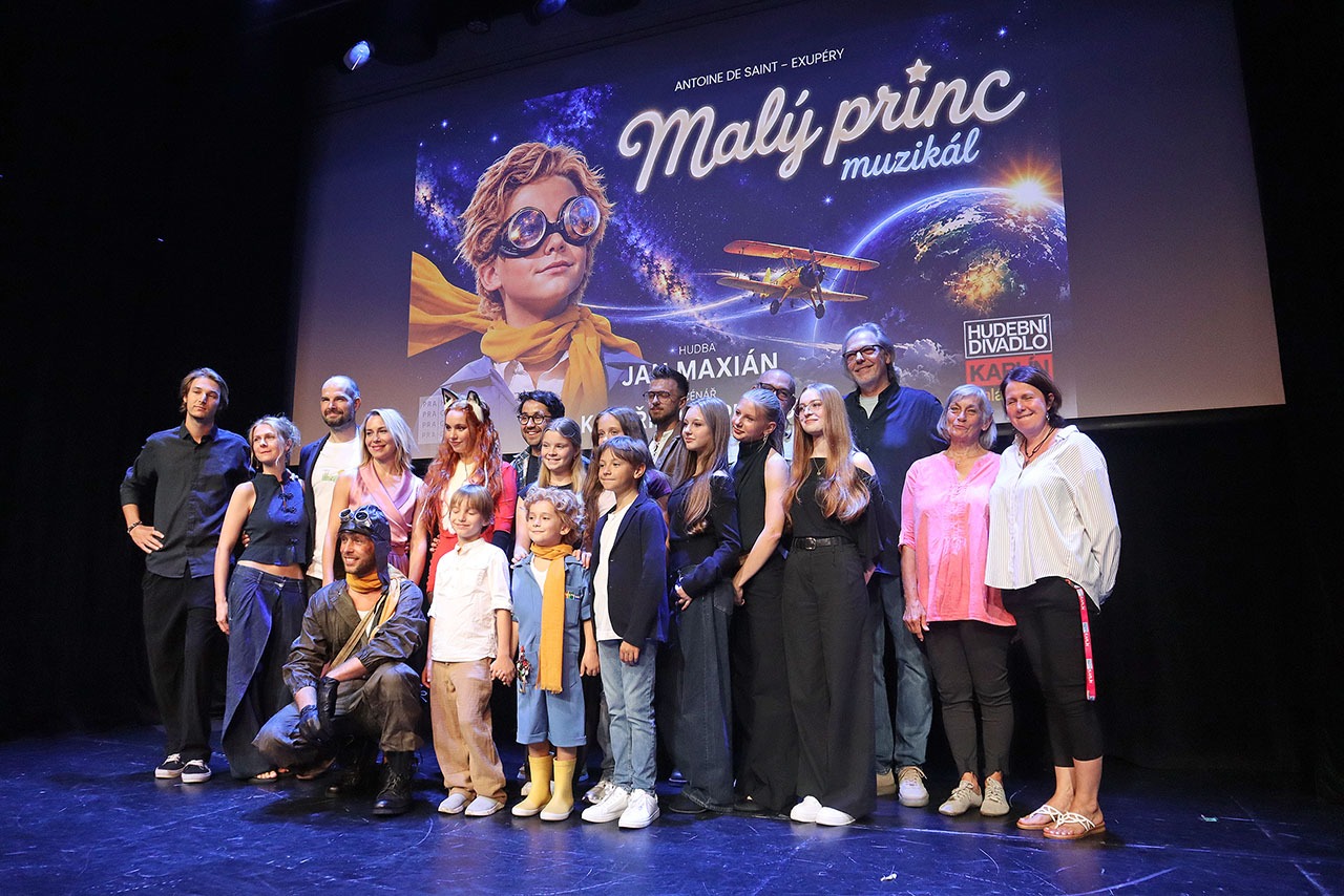 Tvůrci a obsazení muzikálu Malý princ na tiskové konferenci v Hudebním divadle Karlín