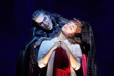 Jan Kříž září v hlavní roli Tanz der Vampire v Berlíně (oficiální fotografie)
