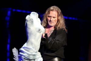 Josef Vojtek ve slavné scéně se sochou