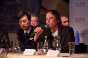 Dirigent Chuhei Iwasaki a umělecký ředitel divadla Pavel Polák